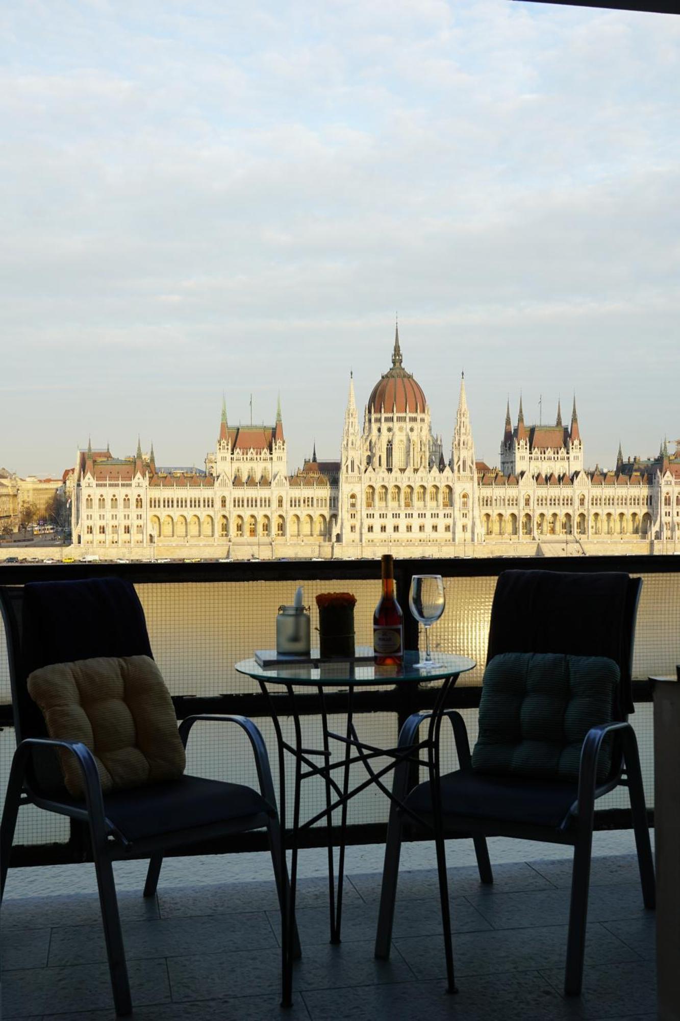Apartment Stunning Balcony Parliament View